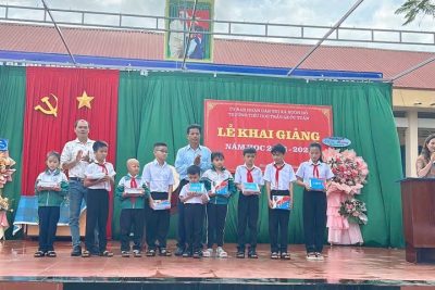 Trao quà cho Học sinh có hoàn cảnh khó khăn tại lễ Khai giảng năm học mới 2024-2025