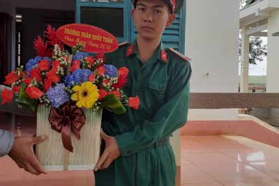 Tặng quà đơn vị kết nghĩa 22/12