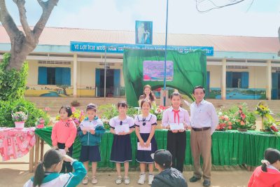 Hội thi cấm hoa ” Mừng ngày phụ nữ Việt Nam”
