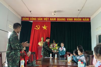 Thăm, tặng quà đơn vị kết nghĩa nhân ngày QĐND Việt Nam 22/12