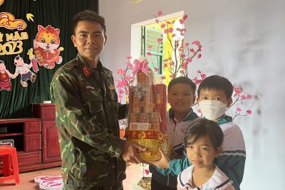 Tặng quà Tết đơn vị kết nghĩa