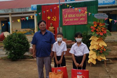 Chương trình ” Tiếp sức đường dài” mỗi tháng 10,000 vnđ gạo/em và dầu ăn, đường, bột ngọt….