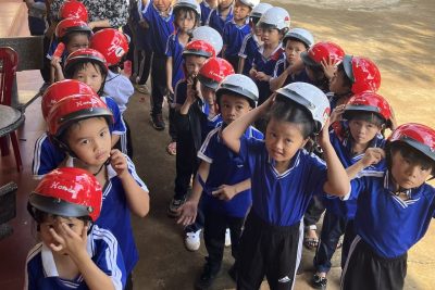 Phát mủ bảo hiểm cho học sinh khối lớp 1