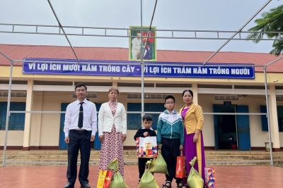 Ngày 04/11/2024 trao quà ” Tiếp sức đường dài” cho học sinh có hoàn cảnh khó khăn.